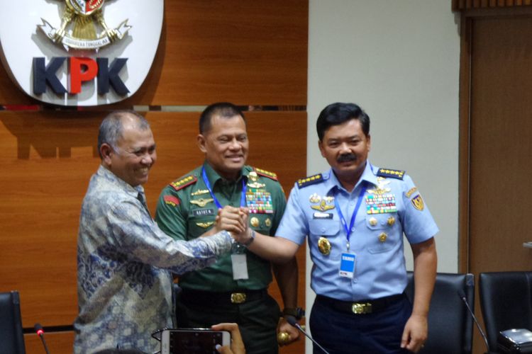 Ketua KPK Agus Rahardjo, Panglima TNI Jenderal Gatot Nurmantyo dan Kepala Staf TNI AU Marsekal Hadi Tjahjanto di Gedung KPK Jakarta, Jumat (26/5/2017). 