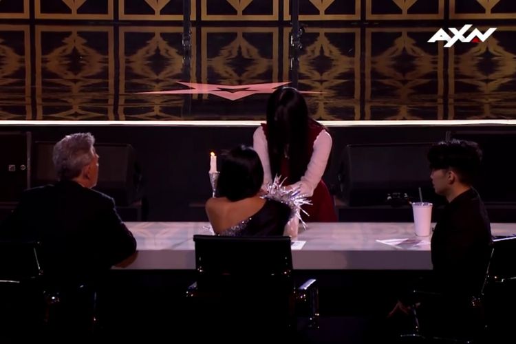 Ilusionis asal Indonesia, The Sacred Riana, menampilkan aksi sulapnya di hadapan para juri Asias Got Talent 2.