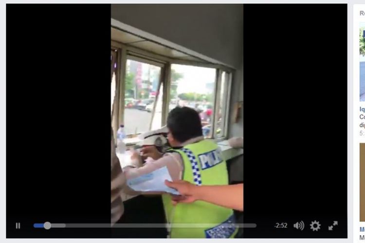 Video polisi yang didatangi pengandara di sebuah pos polisi karena masalah tilang menilang menjadi viral di media sosial. 