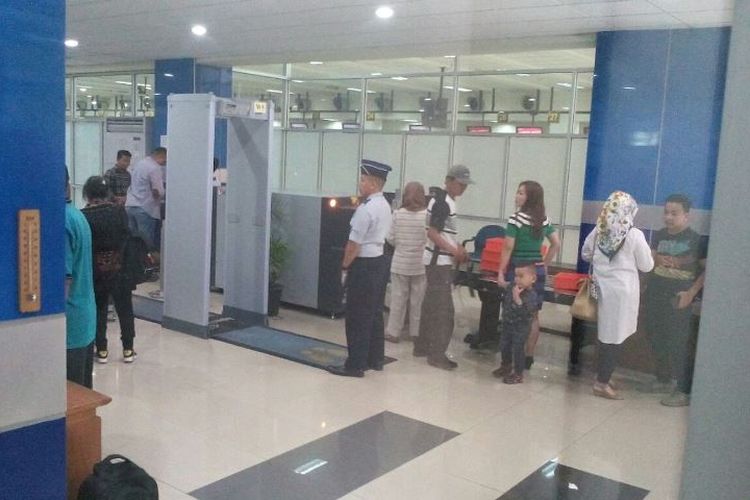 Suasana di check point Bandara Sam Ratulangi, Manado, Kamis (6/7/2017).