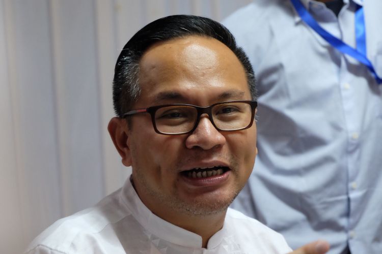 
Direktur Utama PT Bank Mandiri (Persero) Tbk Kartika Wirjoatmodjo Usai Buka Bersama di Plaza Mandiri, Jakarta, Minggu (11/6/2017).