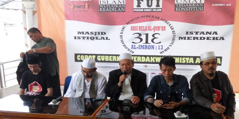 Sekjen Forum Umat Islam (FUI), Muhammad Al Khaththath (tengah sedang pegang mik) dalam konfrensi pers yang digelar di Aula Mesjid Baiturrahman, Jalan Dr Saharjo, Jakarta Selatan, Kamis (30/3/2017).| Kompas.com