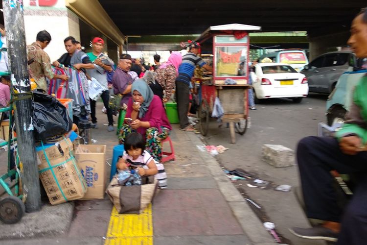 Kondisi trotoar di kawasan Pasar Tanah Abang, Jakarta Pusat, Jumat (24/11/2017) sore