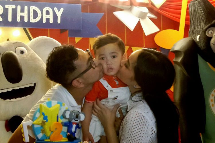 
Rafathar dan orangtuanya, Raffi Ahmad dan Nagita Slavina, dalam perayaan ulang tahunnya yang kedua di Club House Green Bandara Residence, Depok, Jawa Barat, Minggu (20/8/2017).