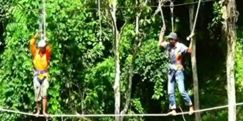 Uji nyali di lokasi wisata alam Limbong Lopi di Desa Batetangnga, Kecamatan Binung, Polewali Mandar, Sulawesi Barat yang menyediakan wahana flying fox dan outbound.