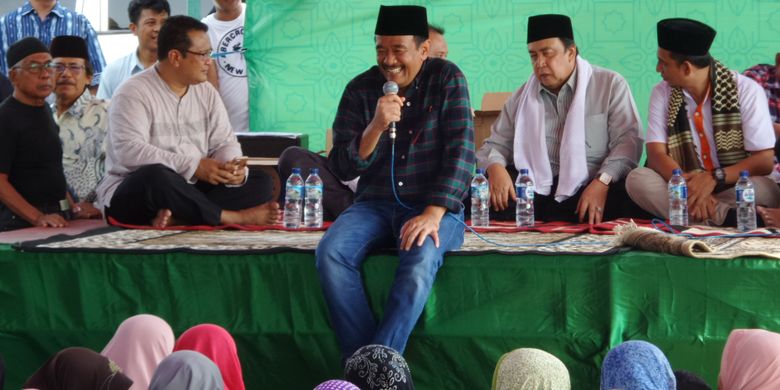 Calon wakil gubernur DKI Jakarta Djarot Saiful Hidayat menyapa warga dalam acara tabligh akbar di Rawa Buaya, Jakarta Barat, Minggu (2/4/2017).