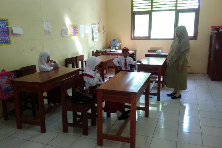 Guru sedang Mengajar di Sd Wonolagi, Ngleri, Playen, Gunungkidul, Senin (17/7/2017)