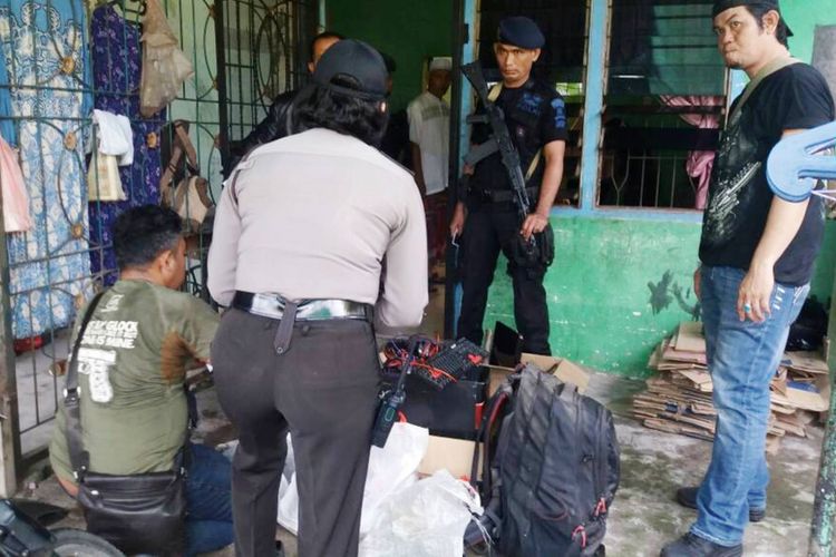 Penggeladahan dilakukan di salah satu rumah terduga pelaku penyerangan Markas Polisi Daerah Sumatera Utara pada malam takbiran, Minggu (25/6/2017) sekitar pukul 03.00 WIB, Senin (26/6/2017)