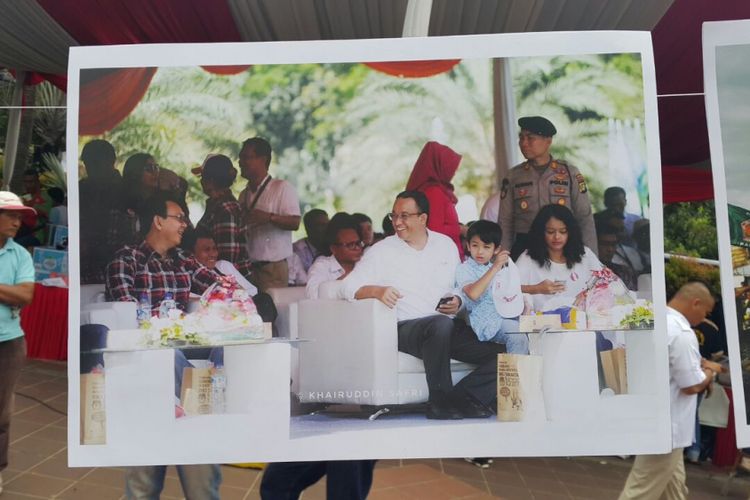 Foto Gubernur DKI Jakarta Anies Baswedan tampak mengobrol dengan mantan Gubernur DKI Jakarta Basuki Tjahaja Purnama (Ahok) saat Pilkada DKI Jakarta 2017 dipamerkan di Halaman Blok G Balai Kota DKI Jakarta, Jalan Medan Merdeka Selatan, Senin (16/10/2017).