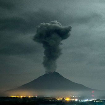 Gunung Sinabung mengeluarkan abu vulkanik tebal, seperti yang terlihat dari Desa Beganding, Karo, Selasa (2/5/2017). Sinabung kembali menghentak Tanah Karo pada 2010 silam untuk pertama kalinya sejak 400 tahun terakhir. Gunung itu kembali meletus pada 2013 dan 2016, dan tetap aktif hingga saat ini.