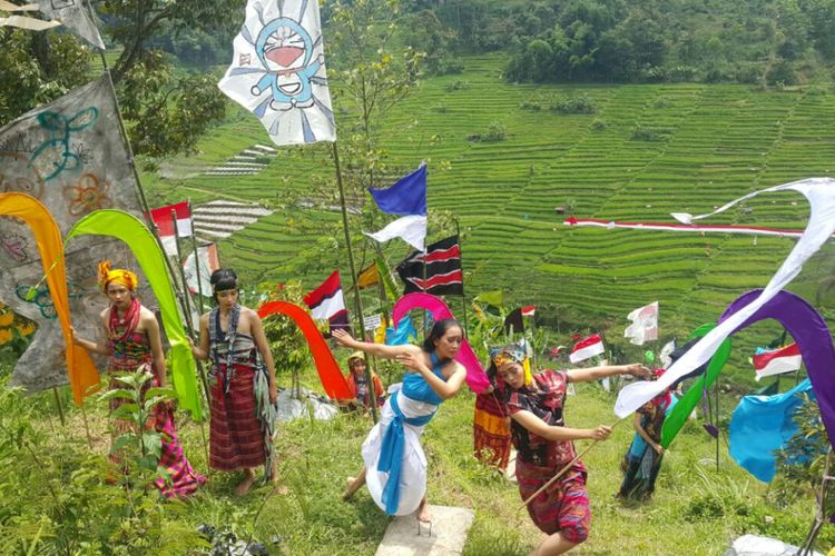 Para penari beraksi di arena Festival Bendera di bukit Tuk Ndero, tempat sang Pangeran Samber Nyowo menancapkan benderanya mengobarkan semangat perjuangan melawan Belanda.