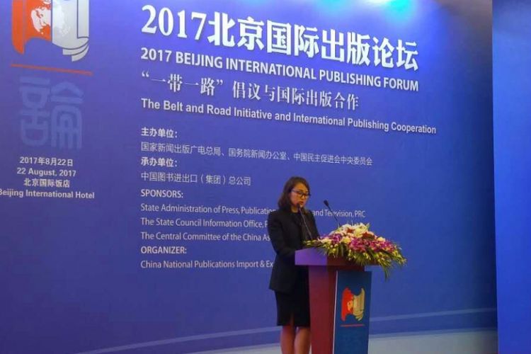 Laura Prinsloo selaku Ketua Komite Buku Nasional menyampaikan pidato dalam acara Beijing International Publishing Forum di Beijing | kompas