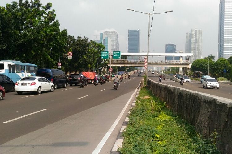 Pengendara motor masih terlihat melintas di Jalan Layang Non Tol Kampung Melayu-Tanah Abang, Senin (24/7/2017).