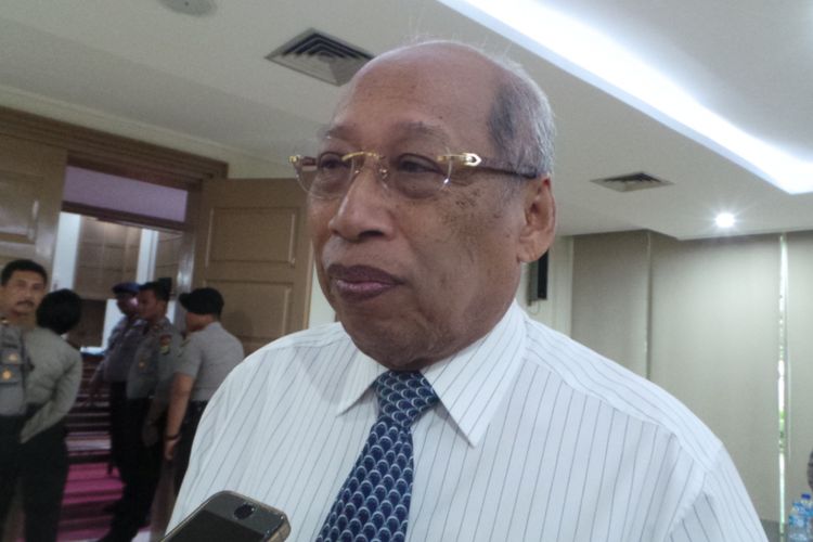 
Anggota tim advokasi Bhinneka Tunggal Ika BTP atau anggota tim kuasa hukum terdakwa kasus dugaan penodaan agama Basuki Tjahaja Purnama (Ahok), I Wayan Sudirta, saat ditemui wartawan, di Auditorium Kementerian Pertanian, Ragunan, Jakarta Selatan, Selasa (21/3/2017).