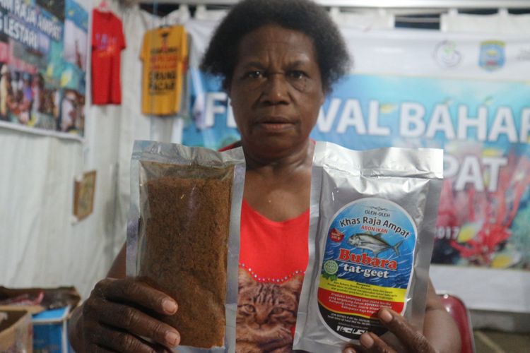 
Anjelina Mjam Ketua Kelompok Abon Ikan Koperasi Embun, Kampung Limalas, Misool, Raja Ampat, sedang memperlihatkan hasil produksi abonnya yang siap jual, di Festival Maritim Raja Ampat 2017.(KOMPAS.COM / MUHAMMAD IRZAL ADIAKURNIA)