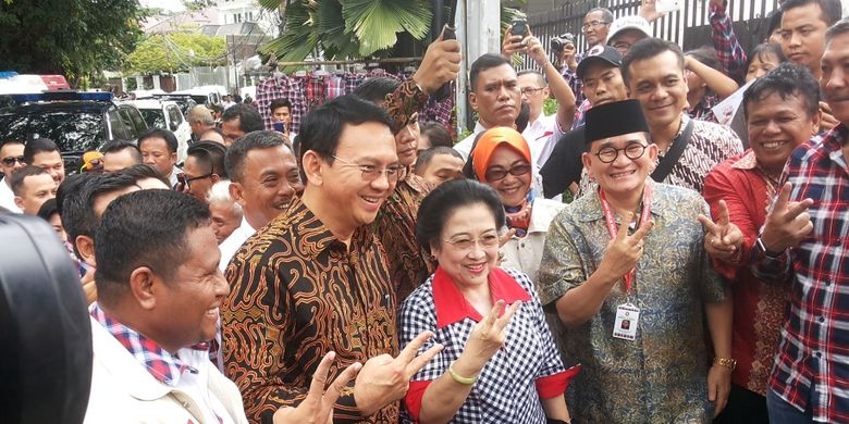 Ketua Umum Partai Demokrasi Indonesia Perjuangan Megawati Soekarnoputri saat menyambangi markas relawan pasangan calon gubernur dan calon wakil gubernur DKI Jakarta nomor pemilihan dua, Basuki Ahok Tjahaja Purnama dan Djarot Saiful Hidayat di Jalan Lembang, Menteng, Jakarta Pusat, Rabu (15/3/2017). (Kompas.com/ Alsadad Rudi)