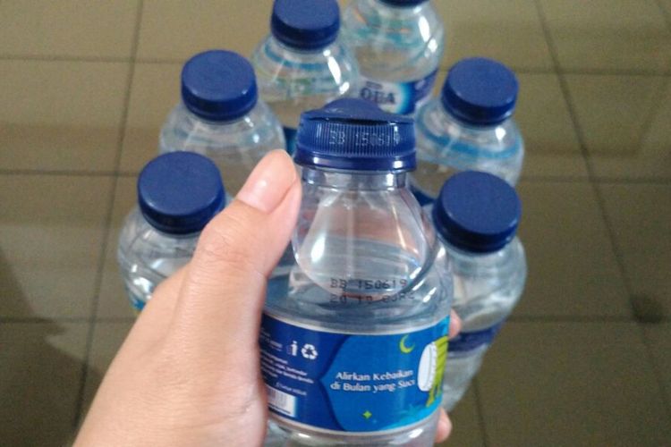 Tutup botol Aqua mudah dicungkil
