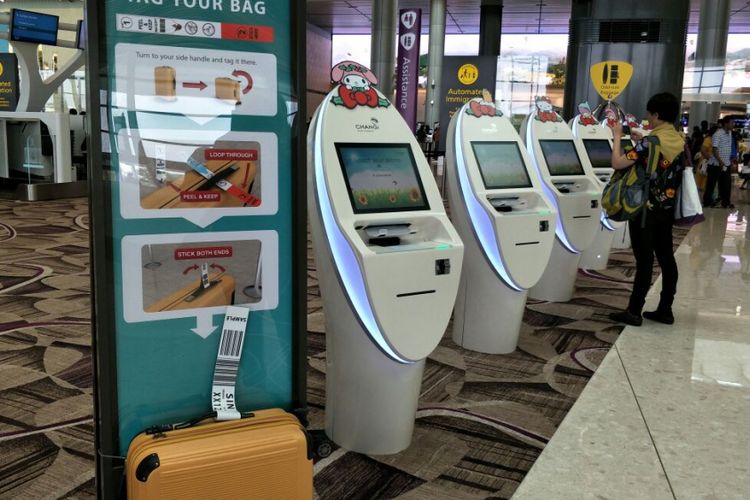 


Self check in kiosk di Terminal 4 Bandara Changi, Singapura, dihiasi dengan karakter Sanrio family.(KOMPAS.COM/NURSITA SARI)