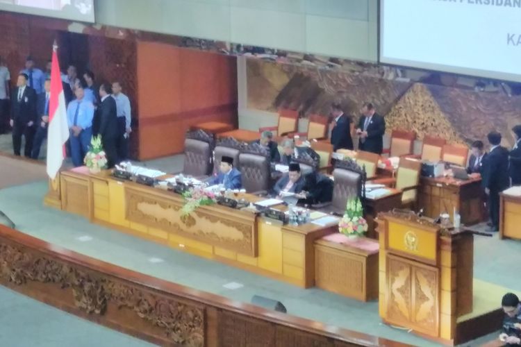 Paska aksi walk out dari empat fraksi, hanya tersisa dua pimpinan DPR-RI yang memimpin sidang yaitu Setya Novanto dan Fahri Hamzah, Jakarta, Kamis (20/7/2017)