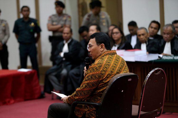 Terdakwa kasus dugaan penodaan agama, Basuki Tjahaja Purnama atau Ahok mengikuti sidang di Pengadilan Negeri Jakarta Utara di Auditorium Kementerian Pertanian, Jakarta Selatan, Selasa (25/4/2017). Sidang kali ini dengan Basuki Tjahaja Purnama membacakan pledoi atau pembelaannya. POOL/KOMPAS IMAGES/KRISTIANTO PURNOMO