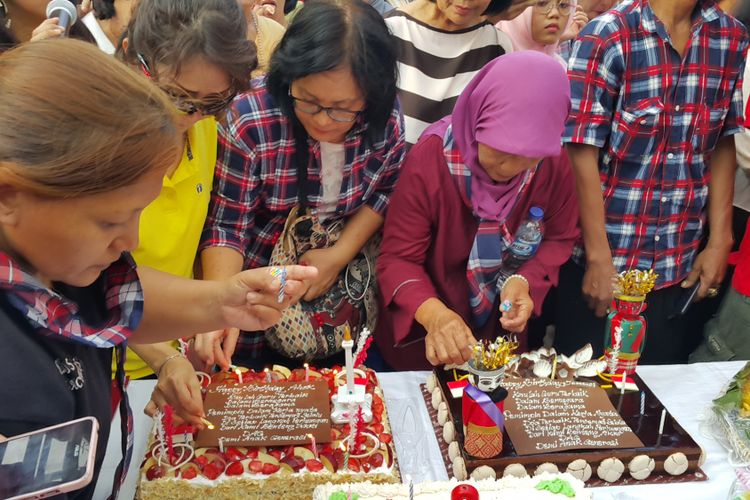 Relawan pendukung merayakan ulang tahun Presiden RI Joko Widodo dan mantan Gubernur DKI Jakarta Basuki Tjahaja Purnama (Ahok) di Ruang Terbuka Hijau (RTH) Kalijodo, Jakarta Utara, Kamis (29/6/2017). Mereka menyanyikan lagu selamat ulang tahun dan memotong kue hingga tumpeng.