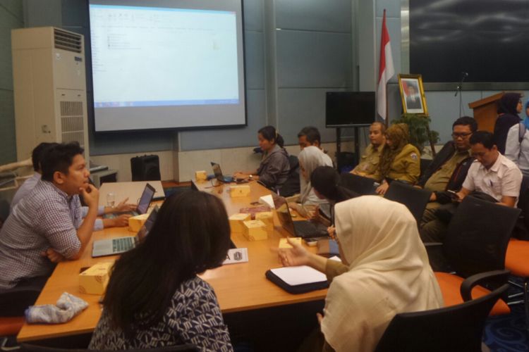 Tim sinkronisasi Anies Baswedan-Sandiaga Uno rapat dengan tim dari Pemprov DKI Jakarta di Balai Kota, Jalan Medan Merdeka Selatan, Senin (22/5/2017). 