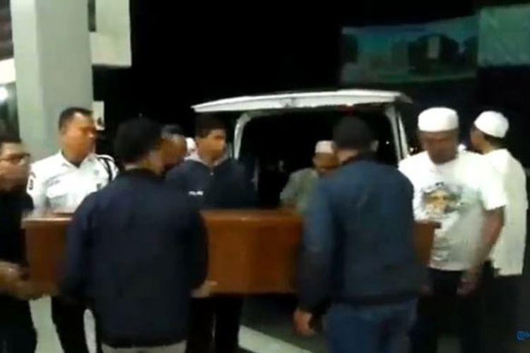 Ambulans pembawa jenazah Suryo Utomo (30) tiba di Masjid Salman ITB, Minggu (14/5/2017) malam, sekitar pukul 20.54 WIB. Jenazah dalam peti kayu berwarna coklat itu dikeluarkan dari mobil dan segera digotong ke dalam masjid. 
