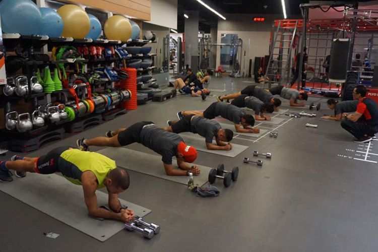 Gerakan plank jack saat sesi workout di Fitness First Indonesia Senayan City.