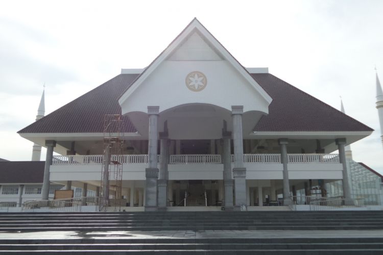 Tampak bangunan masjid raya DKI Jakarta pertama dengan nama KH Hasyim Asyari yang masih dalam proses finishing di Jalan Daan Mogot, Jakarta Barat, Kamis (30/3/2017). Rencananya, masjid akan diresmikan pada pertengahan April 2017 oleh Presiden RI Joko Widodo.