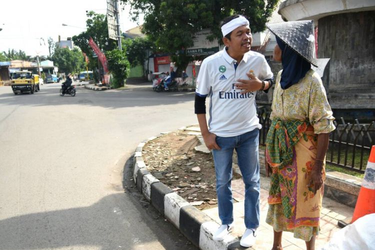 Bupati Purwakarta Dedi Mulyadi sedang berbincang mendengar curhatan sang nenek renta berumur 87 tahun asal daerahnya di pinggir jalan, Minggu (23/4/2017).