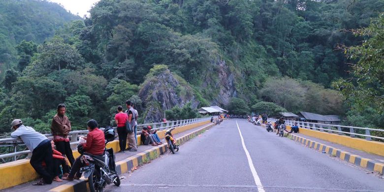 

Jembatan Gladak Perak sepanjang sekitar 100 meter tersebut membentang di di atas permukaan Sungai Besuk Sat, Desa Sumberwuluh, Kecamatan Candipuro, Kabupaten Lumajang, Jawa Timur, Minggu (9/4/2017). Jembatan ini menghubungkan jalur selatan antara Kabupaten Malang dan Kabupaten Lumajang.