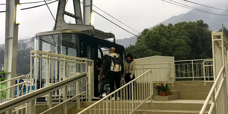 
Moda transportasi kereta gantung (ropeway) di Nagasaki, Jepang. Lama perjalanan kereta gantung dari stasiun pemberangkatan hingga Stasiun Gunung Inasa adalah sekitar 10 menit. Dari gunung ini, wisatawan bisa menikmati keindahan malam kota Nagasaki dari ketinggian 333 meter di atas permukaan laut.