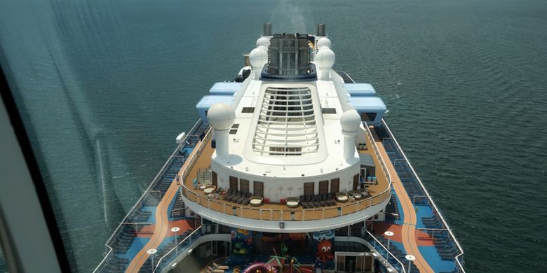 

Pemandangan dari dalam North Star pada kapal pesiar Ovation of The Seas yang berlayar rute Singapura-Penang (Malaysia)-Singapura pada awal April 2017 selama 4 hari 3 malam.