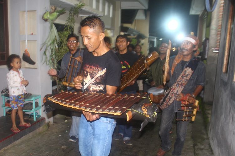 Sejumlah warga berkekeliling sambil menabuh bunyi -bunyian (kotekan) saat terjadi super blue blood moon atau gerhana bulan total perige di Desa Kalisongo, Kecamatan Dau, Kabupaten Malang, Rabu (31/1/2018) malam.