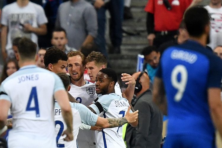 Pennyerang tim nasional Inggris, Harry Kane (tengah), berselebrasi dengan rekan setim seusai mencetak gol dari titik penalti dalam laga persahabatan melawan Perancis di The Stade de France Stadium, Saint-Denis, pada 13 Juni 2017.