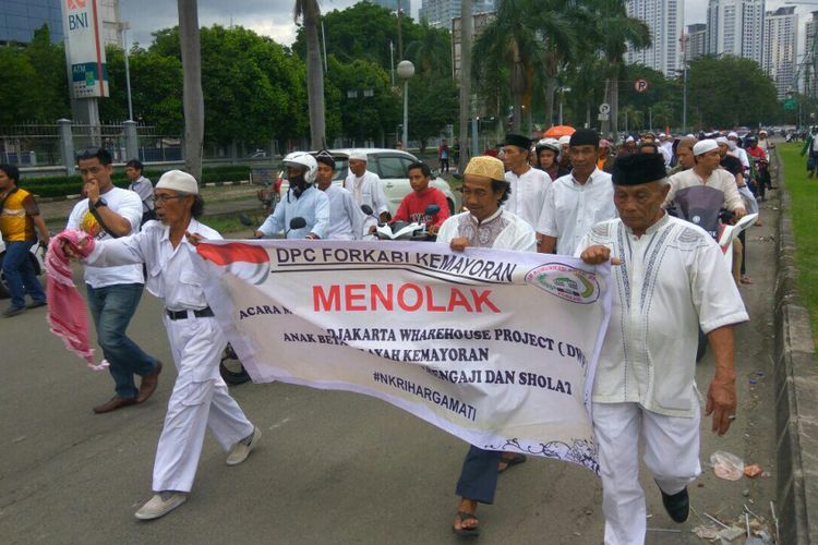 Massa bergerak menuju pintu masuk JI EXPO Kemayoran menolak perhelatan DWP.