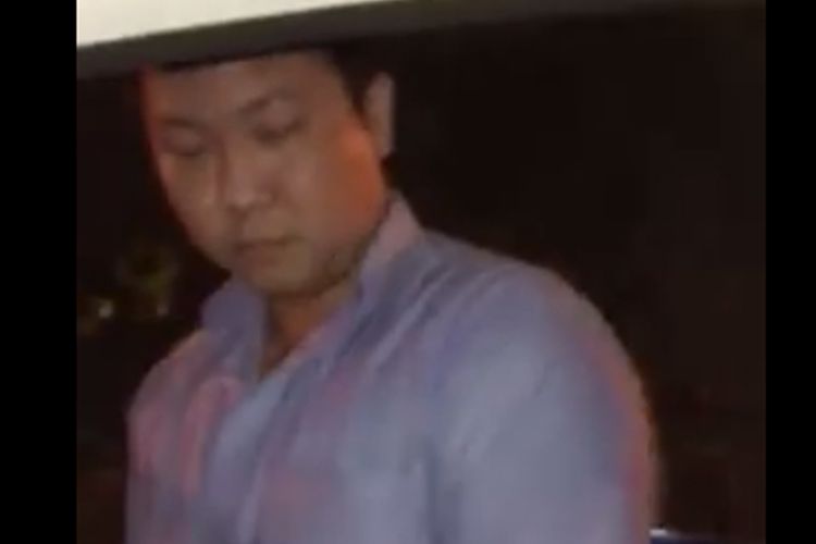 Pengusaha makanan di Singapura yang terekam video sedang menghina supir taksi. 