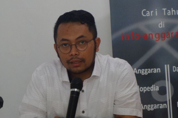 Deputi Sekjen FITRA, Apung Widadi dalam konferensi pers di Seknas Fitra, Jakarta, Rabu (26/4/2017).