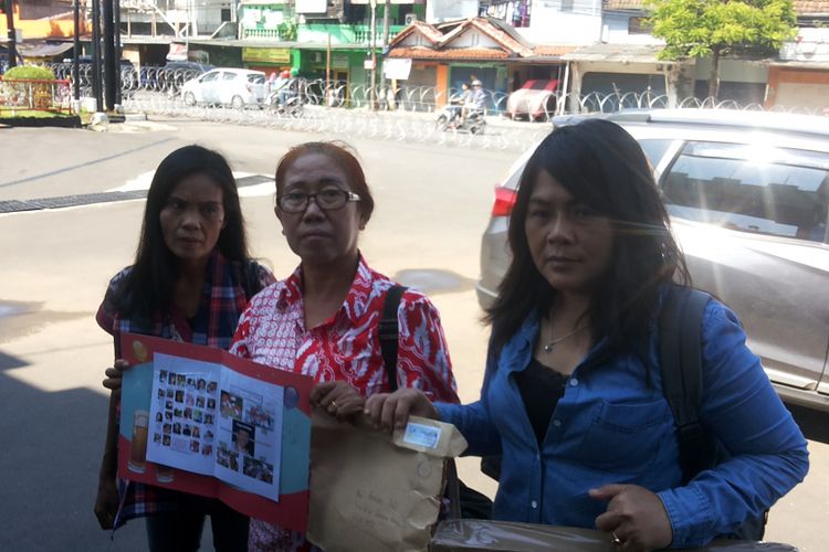 Kelompok relawan Barisan Relawan Jokowi Presiden (Bara-JP) yang datang ke Mako Brimob, Kelapa Dua, Depok pada Kamis (29/6/2017). Mereka datang tepat di hari ulang tahun terpidana kasus penodaan agama Basuki Ahok Tjahaja Purnama yang mendekam di sel di lokasi tersebut.