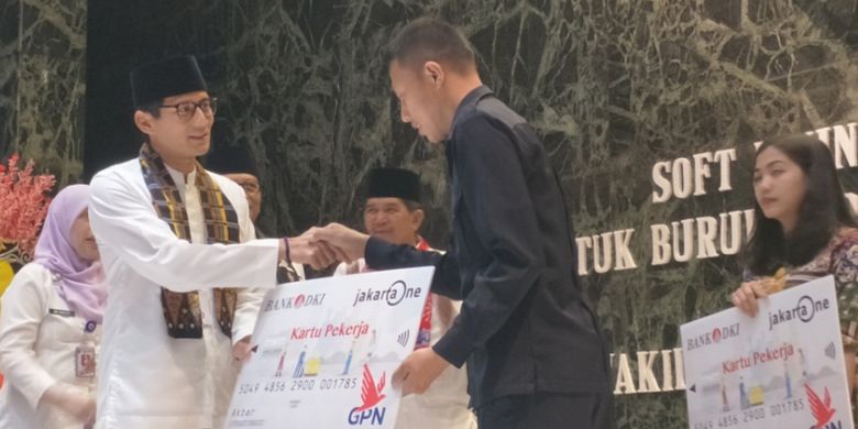 Wakil Gubernur DKI Jakarta, Sandiaga Uno saat menyerahkan Kartu Pekerja secara simbolis kepada perwakilan serikat buruh di Balai Agung, Balai Kota DKI Jakarta, Jumat (12/1/2018).