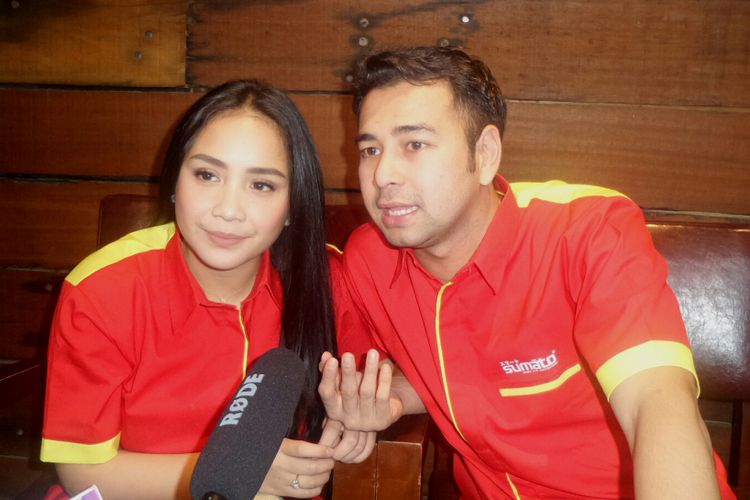 Pembawa acara Raffi Ahmad bersama sang istri, Nagita Slavina saat diabadikan di Central Park, Jakarta Barat, Minggu (18/6/2017).