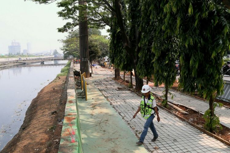 Pekerja melakukan pengukuran kondisi tanah di lokasi pembangunan trotoar jalan di pinggir Jalan Daan Mogot, Jakarta Barat, Selasa (8/8/2017). Trotoar jalan itu nantinya akan dilengkapi dengan jalur sepda, jalur disabilitas, dan juga taman. diharapkan proyek trotoar di pinggir Sungai Mookervart itu dapat menjadi proyek percontohan trotoar di Jakarta Barat. 