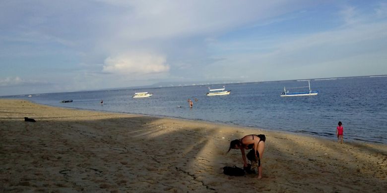 Wisatawan asing di Pantai Geger Nusa Dua Bali Sabtu (4/3/2017)