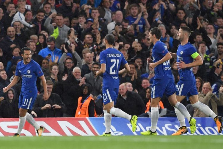 Para pemain Chelsea mengejar Pedro yang mencetak gol pembuka timnya pada pertandingan Liga Champions versus Qarabag di Stamford Bridge, Selasa (12/9/2017).