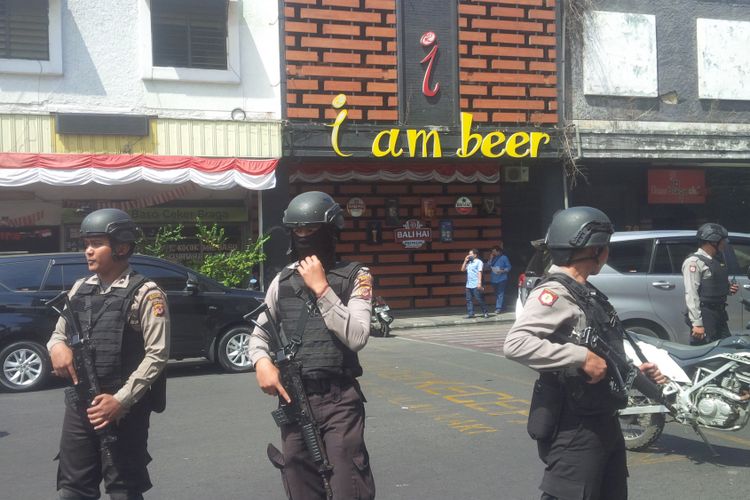 Polda Jawa Barat bersama Densus 88 Antiteror menggelar reka ulang upaya peledakan bom panci di kafe I Am Beer Jalan Braga, Kota Bandung, Selasa (29/8/2017) 