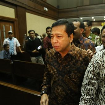 Ketua DPR Setya Novanto (kedua dari kanan) meninggalkan ruang persidangan usai bersaksi di persidangan kasus dugaan korupsi e-KTP, di Pengadilan Tipikor Jakarta, Jumat (3/11/2017). Hari ini, Novanto hadir menjadi saksi untuk terdakwa pengusaha Andi Agustinus alias Andi Narogong