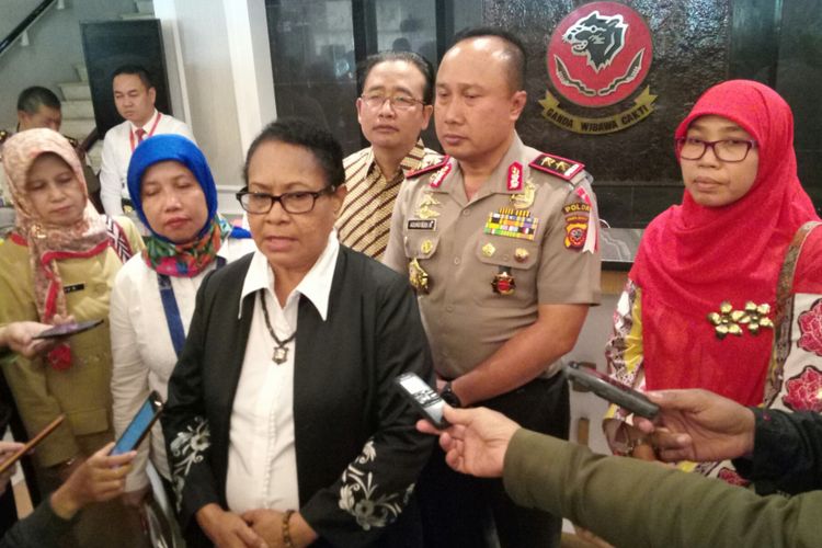 Menteri Pemberdayaan Perempuan dan Perlindungan Anak (PPPA) Yohanna Yembise tengah mengunjungi Mapolda Jabar, Kota Bandung, Senin (15/1/2018). Kedatangan Menteri untuk bertemu dengan pelaku video porno yang sempat viral di dunia maya.