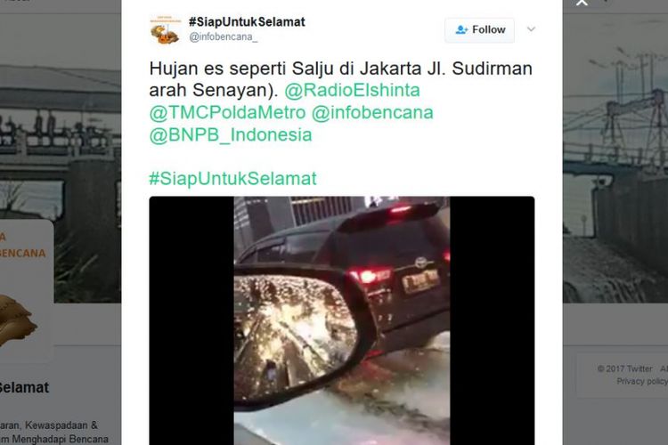 Netizen dihebohkan dengan busa yang tampak seperti salju di kawasan Jenderal Sudirman, Jakarta, Sabtu (6/5/2017). 