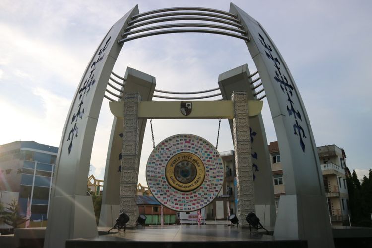 Gong perdamaian sebagai pengingat sebuah deklarasi damai antar suku beragama di Ambon.