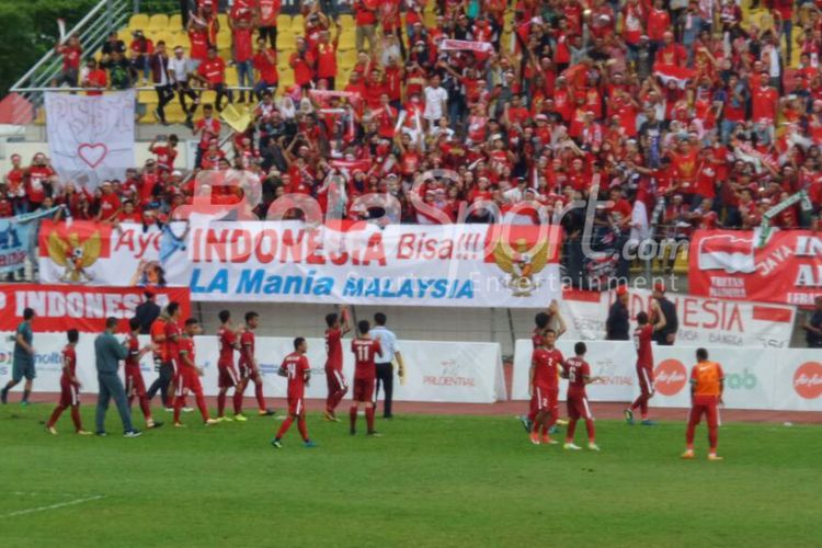 Para pemain timnas Indonesia membalas dukungan suporter seusai laga perebutan medali perunggu versus Myanmar, Selasa (29/8/2017).